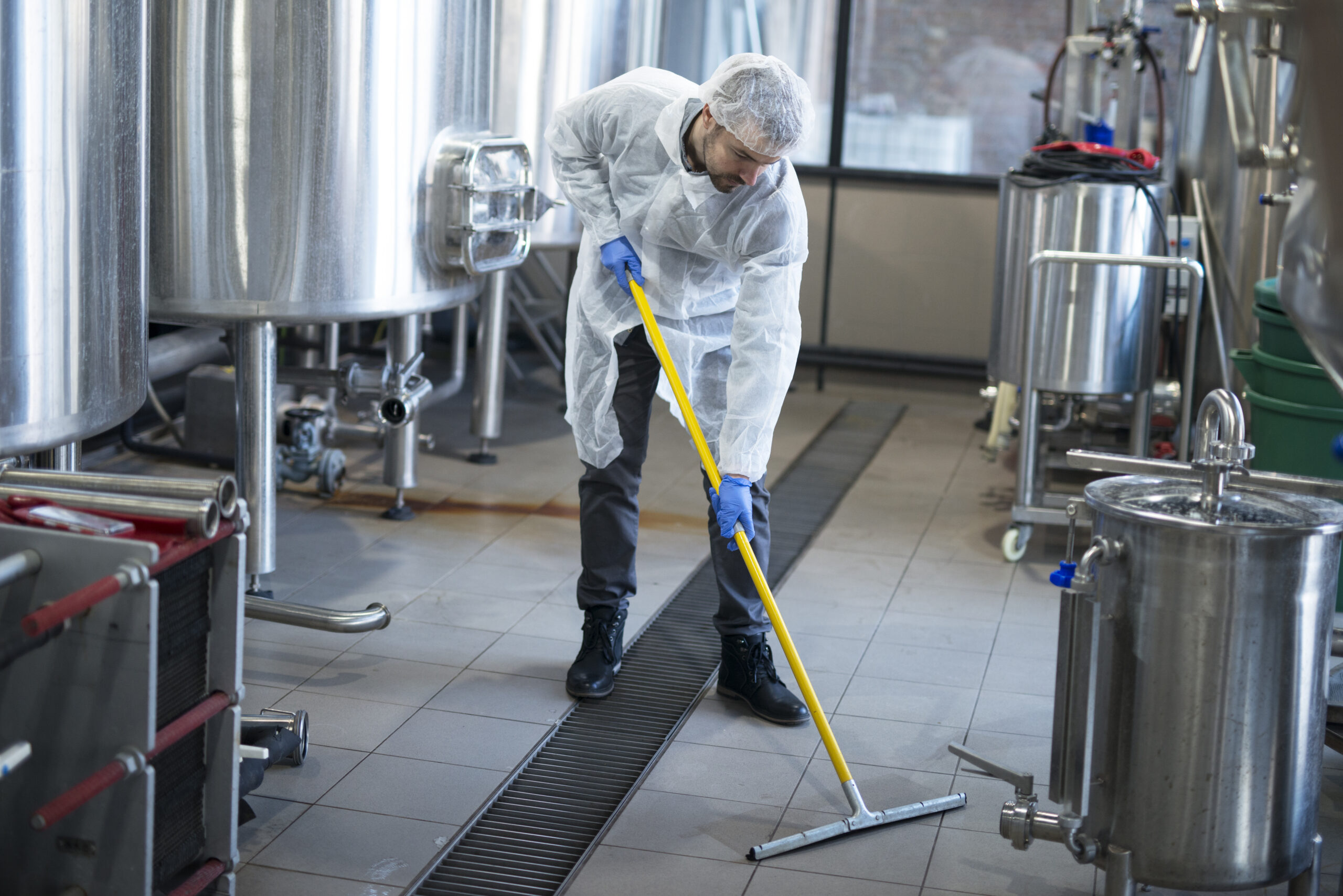 High pressure cleaning of a commercial building exterior surface