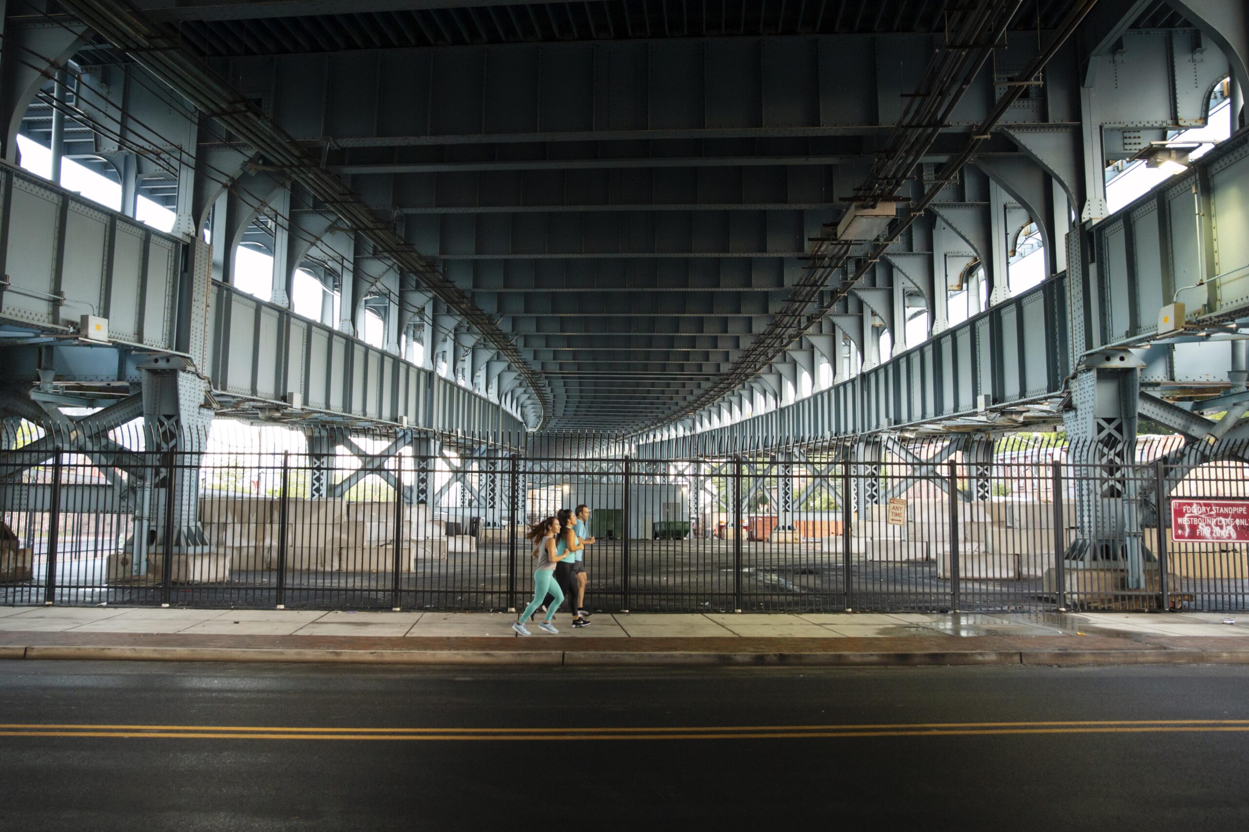 long-shot-people-running-together